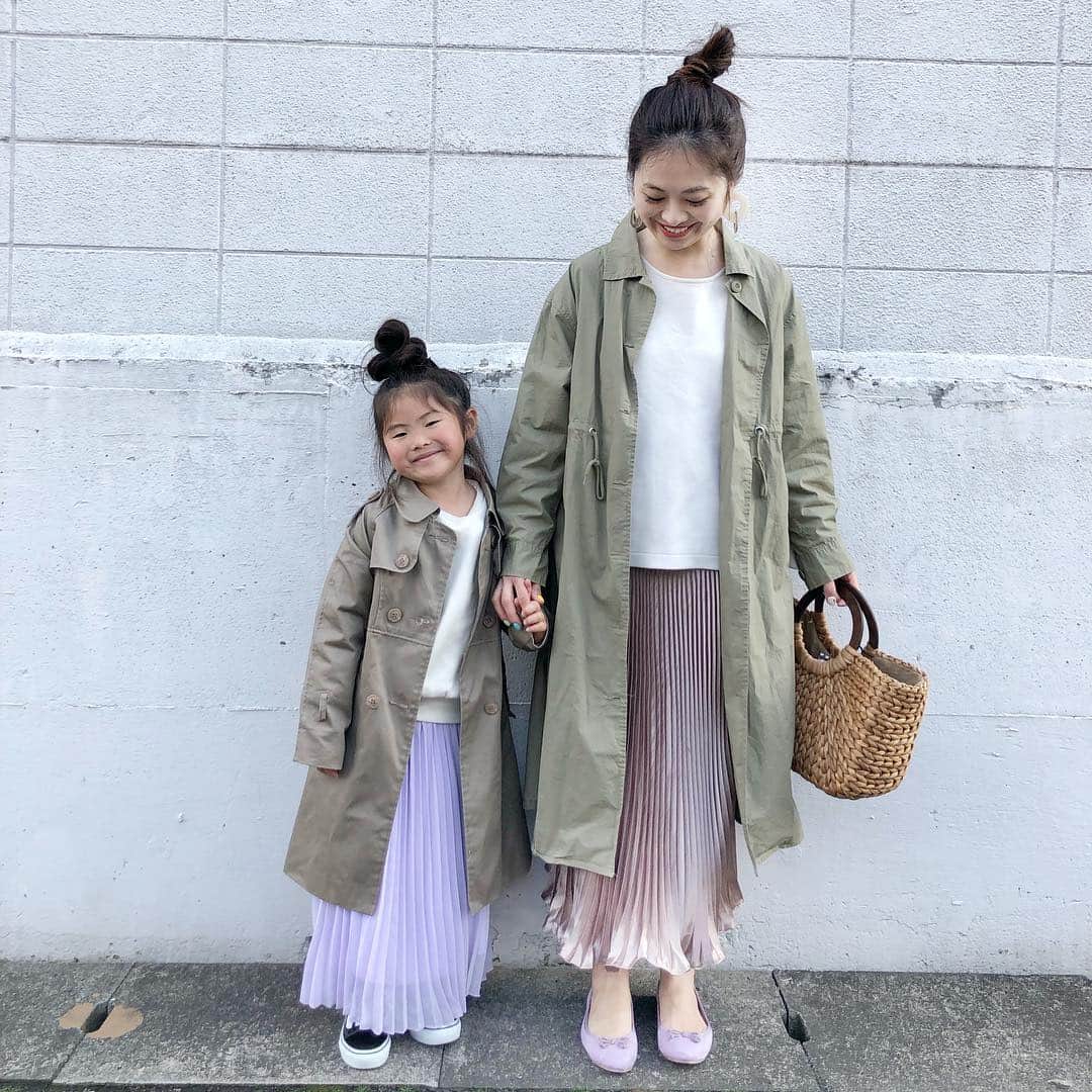 のインスタグラム：「#親子コーデ ❤︎ 春休みは娘とたくさんリンクできて嬉しいなぁ💗 最近髪型も同じにするのがブーム😁 ・ ・ pic5.6 スカートの下に実は @professionalslendermake_083  を履いてるよ♡ インスタとかでよく見ていてずっと気になってたの✨✨ 履くだけで簡単に脚をキュッとしてくれる✨ 夏に向けてがんばるぞー‼️ 寝てる間もつけてる😁 今はまだ寒いからスカートの下に履けばあったかいし、適度な着圧が心地よいよ♡ ストーリーにリンク貼ったのでぜひ見てね❤︎ ＊ ＊ mama outer/skirt @dais_y.official  アウターは胸下の紐をひっぱるとフレアシルエットにもなる♪ #プリーツスカート は光沢のある素材がかわいい♪ ・ shoes @outletshoes_official ＊ ＊ kids skirt @globalwork_official work #globalwork#グローバルワーク ＊ ＊ ＊ #プロフェッショナルスレンダーメイクレギンス #スレンダーメイクレギンス #着圧レギンス #リンクコーデ#双子コーデ#おやこーで #プチプラコーデ#春コーデ#locari#ジユジョ #カジュアルコーデ  #おだんごヘア  #ママコーデ#プチプラ#mamagirl #ponte_fashion #ルーファ #mineby3mootd#hugmugstylingbu」