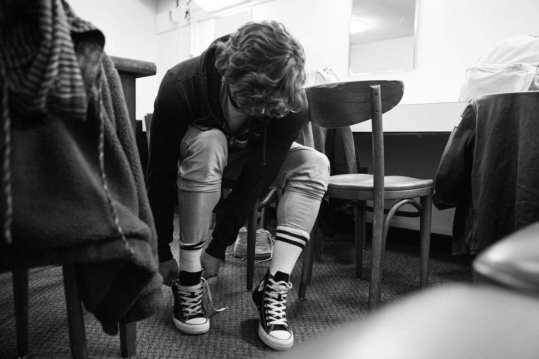 のインスタグラム：「Converse Study / Backstage moments on tour with @jacobjonasthecompany #jjtcontour」