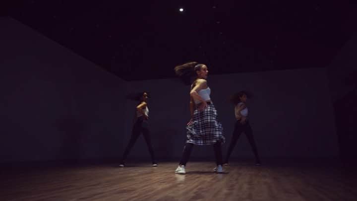 マンディー・ジルーのインスタグラム：「Check out my new dance tutorial to #Sucker by @jonasbrothers. #LinkInBio Choreography by 🙋🏻‍♀️. . 👯‍♀️ @dominiquedomingo @chelccorp. . 🎥 @bobby11dacones」