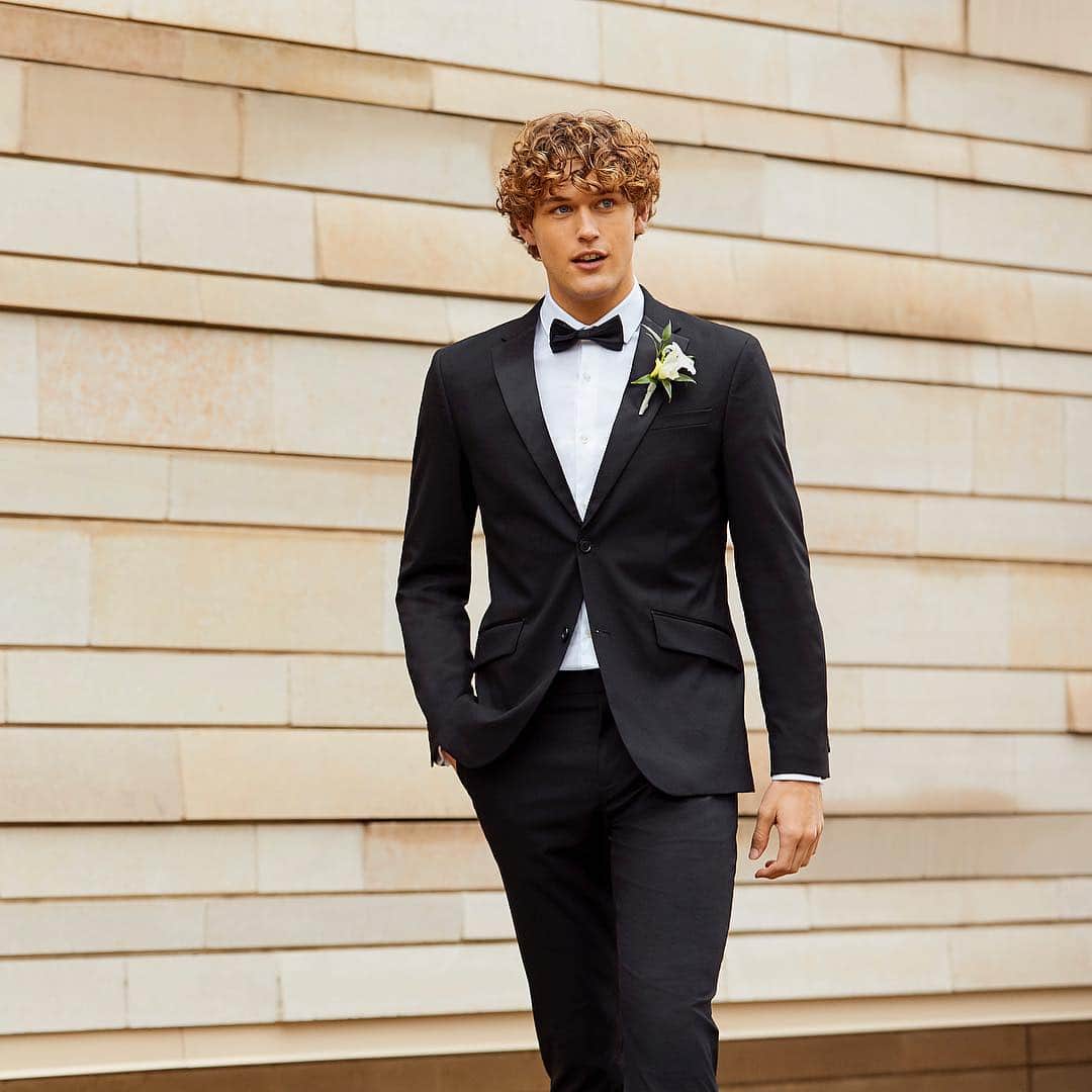 ペリーエリスのインスタグラム：「Well suited for all occasions. Find your perfect fit during the semi annual suit sale. Link in bio. #LifeReadySince1976」