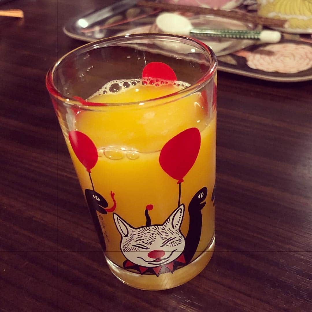 ヒグチユウコさんのインスタグラム写真 - (ヒグチユウコInstagram)「ギュスターヴくんコップにはオレンジジュースがよく似合う。オレンジジュースは #こうの果樹園 さんのポンカン。 #ヒグチユウコ展circus」3月23日 6時22分 - yukohiguchi3