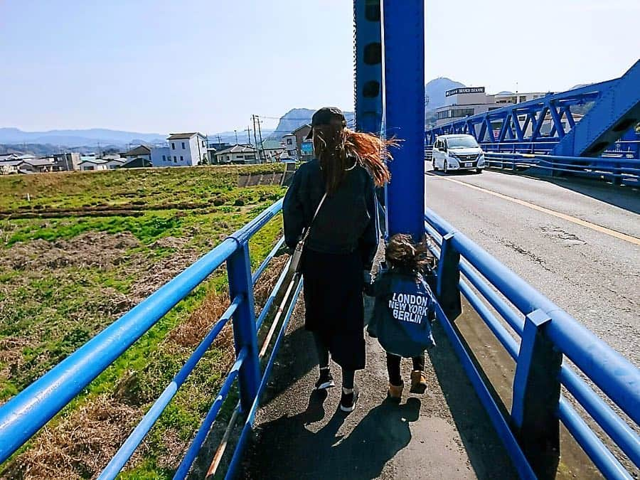 琴菜さんのインスタグラム写真 - (琴菜Instagram)「伊豆の旅❤️ ワンピは妹とお揃で、デニムジャケットは甥と姪とお揃🤗🌸甥と姪が可愛すぎて癒される🌻✨電車も道もわからないからナビで調べまくる☺️❤︎ #伊豆 #静岡 #伊豆長岡 #伊豆温泉 #プチ旅行 #三島 #富士山 #新幹線 #こだま #japan #妹家族 #春休み #卒園旅行」3月23日 6時24分 - dj_singer_kotona