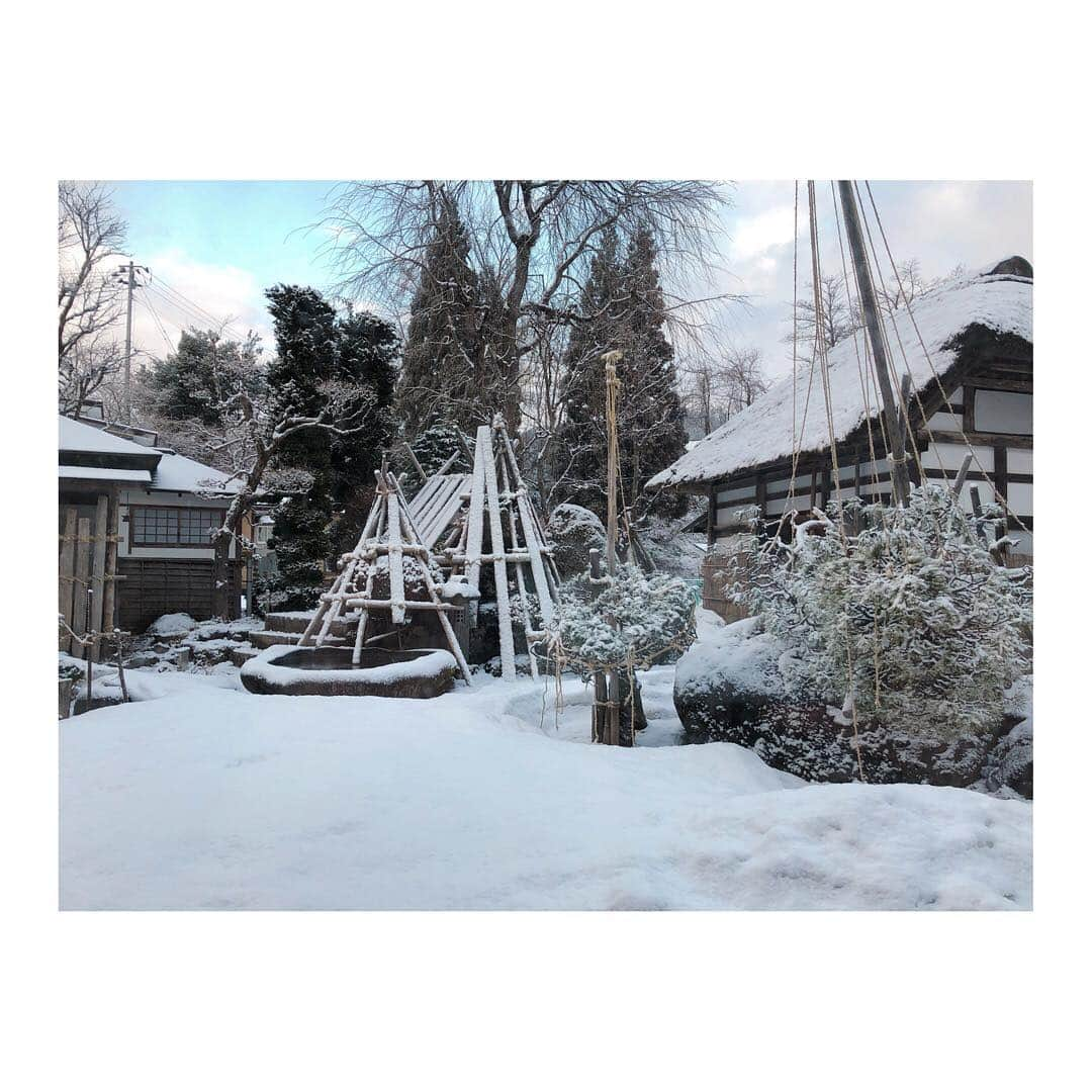 宇賀なつみさんのインスタグラム写真 - (宇賀なつみInstagram)「. . 目覚めたら、雪景色。 . . 継ぐ女神最後のロケは、 初めての泊まり出張になりました。 . . また忘れられない日ができたなぁ… . もう少しお布団でゴロゴロしよ。 . . #雪景色 #春はすぐそこ  #継ぐ女神  #最終回」3月23日 6時25分 - natsumi_uga