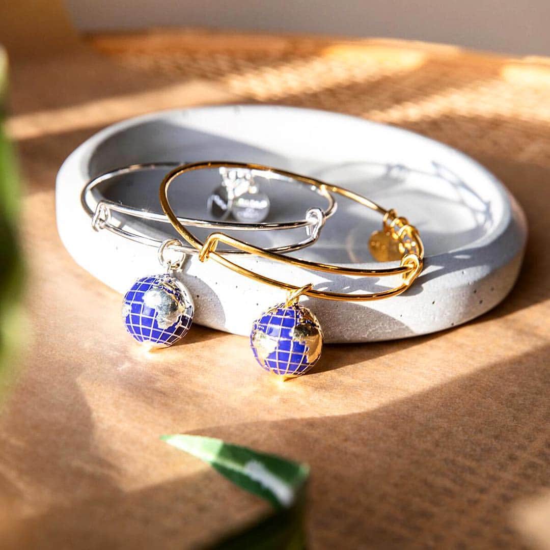 のインスタグラム：「For the globetrotters. The go-getters. The ones that can’t keep still. Wear the Globe as a symbol of energy and light. 🌍 (tap to shop)」