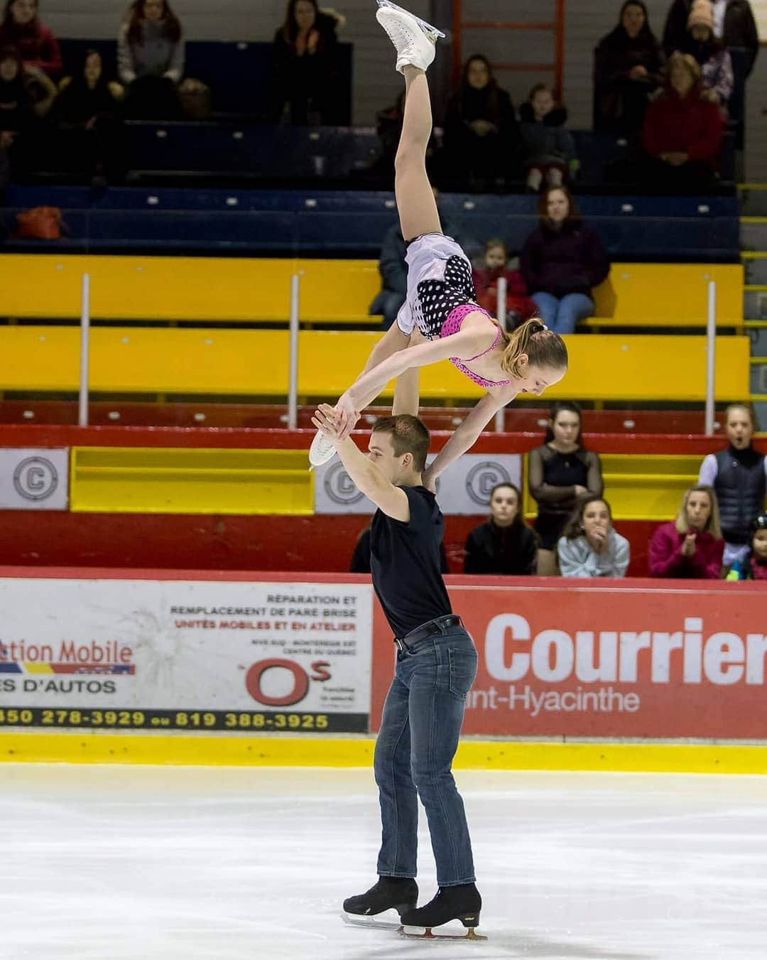 Mathieu Ostiguyさんのインスタグラム写真 - (Mathieu OstiguyInstagram)「Show season begins tomorrow! Premier spectacle de l'année pour la région Richelieu-Yamaska à St-Hyacinthe!  #edea #edeaskates #jacksonultima #show #fbf」3月23日 6時33分 - math.ostiguy27