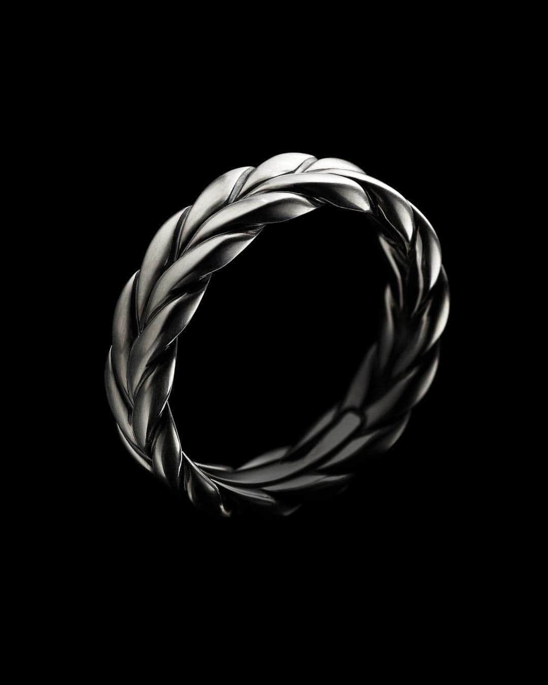 デイビット・ユーマンさんのインスタグラム写真 - (デイビット・ユーマンInstagram)「With a twist. • David Yurman explores a narrower scale of his woven Chevron motif in this new 6mm band. • Tap the link in our bio to shop this sterling silver design. #DYMensBands #DavidYurmanMen」3月23日 6時45分 - davidyurmanmen