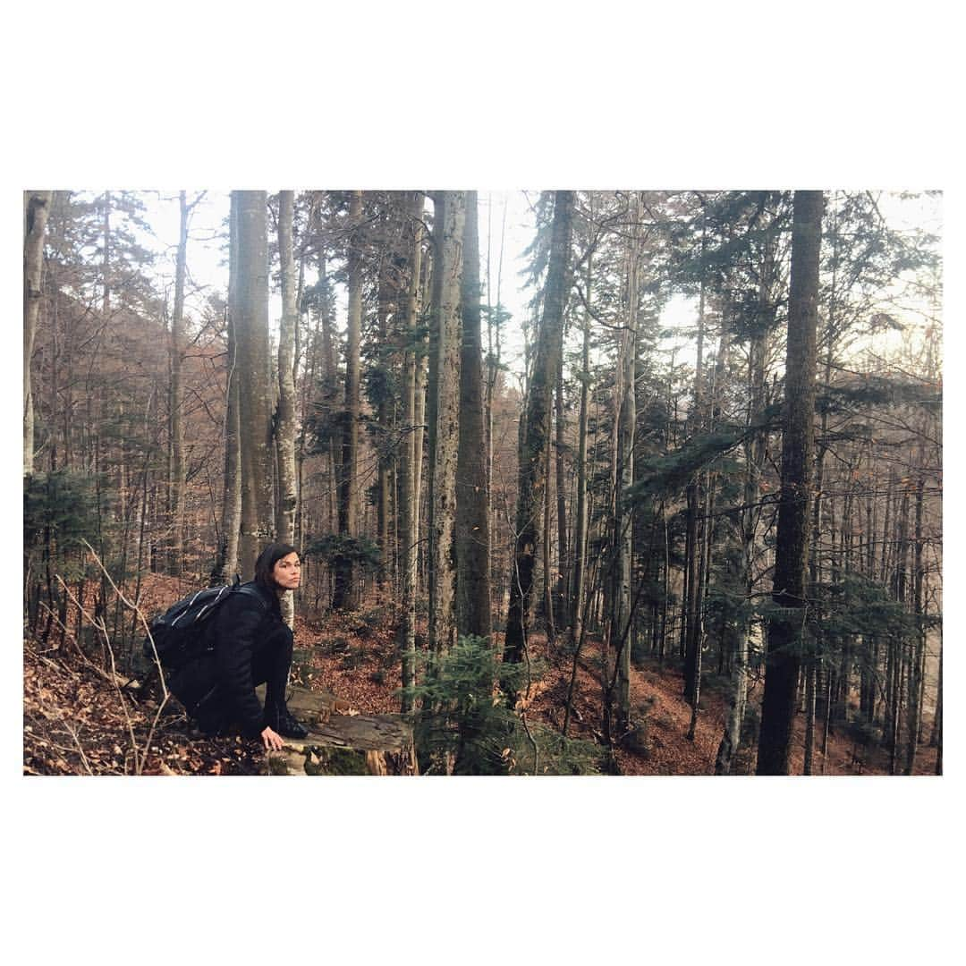 アナ・ウラルさんのインスタグラム写真 - (アナ・ウラルInstagram)「Forest/Elven #magic #vagabonds #nomadactor #romania #production #nature #nurture #home #artistsoninstagram」3月23日 6時45分 - anaularu