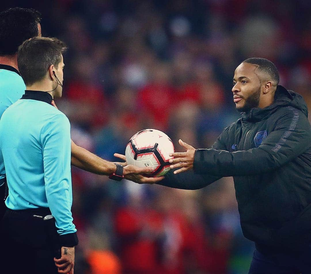 サッカー イングランド代表チームさんのインスタグラム写真 - (サッカー イングランド代表チームInstagram)「“I’ll be having that..” ⚽️」3月23日 6時49分 - england