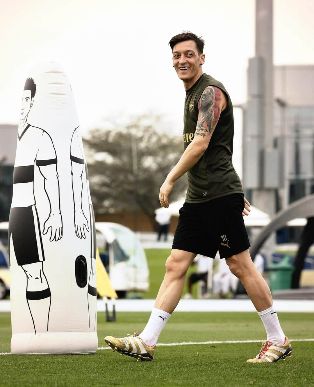 アーセナルFCさんのインスタグラム写真 - (アーセナルFCInstagram)「😃 Steppin' out in Dubai ⁣ ⁣ #ArsenalInDubai #Arsenal #Mesut #Ozil #training #Dubai」3月23日 6時50分 - arsenal