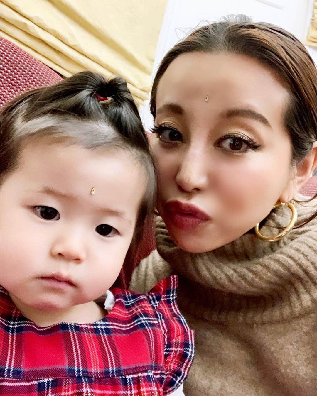 PINKYさんのインスタグラム写真 - (PINKYInstagram)「👧🏻👩🏻🇮🇳✨ . こちらで仲良くなったご家族との集いと演奏会があった日👨‍👩‍👧🌈🎼♬ . プレゼントしていただいたBindiが嬉しくて 早速娘とつけてみた🇮🇳💚 . Santoorの演奏が素晴らしくて心を極楽に持ってかれました✨🙏✨ ・・・ ・・・ #love #happy #family #babygirl  #momlife #mamalife #parentslife #london #winterlondon  #londonlife #india #bindi #funnight」3月23日 6時51分 - shanti_pinky_shanti