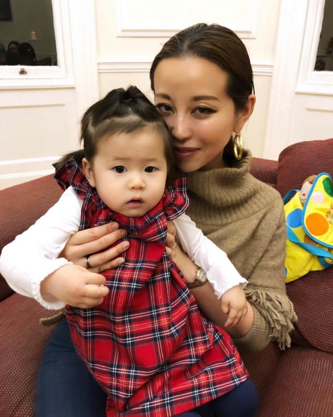 PINKYさんのインスタグラム写真 - (PINKYInstagram)「👧🏻👩🏻🇮🇳✨ . こちらで仲良くなったご家族との集いと演奏会があった日👨‍👩‍👧🌈🎼♬ . プレゼントしていただいたBindiが嬉しくて 早速娘とつけてみた🇮🇳💚 . Santoorの演奏が素晴らしくて心を極楽に持ってかれました✨🙏✨ ・・・ ・・・ #love #happy #family #babygirl  #momlife #mamalife #parentslife #london #winterlondon  #londonlife #india #bindi #funnight」3月23日 6時51分 - shanti_pinky_shanti