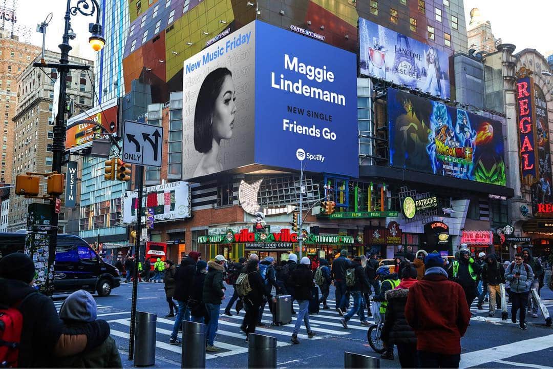 マギー・リンデマンのインスタグラム：「new music friday billboard in Times Square (இ﹏இ`｡) thank you so much @spotify 🖤 hope everyone is enjoying ‘Friends Go’ <3」