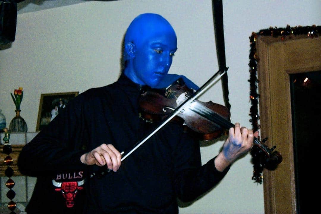 ジョーダン・ウッズ=ロビンソンのインスタグラム：「Hey @BlueManGroup. I’m thinking ears, pale hands, and fiddles... Waddya think, should we run with it? (Photo from Halloween party, circa 2000)」