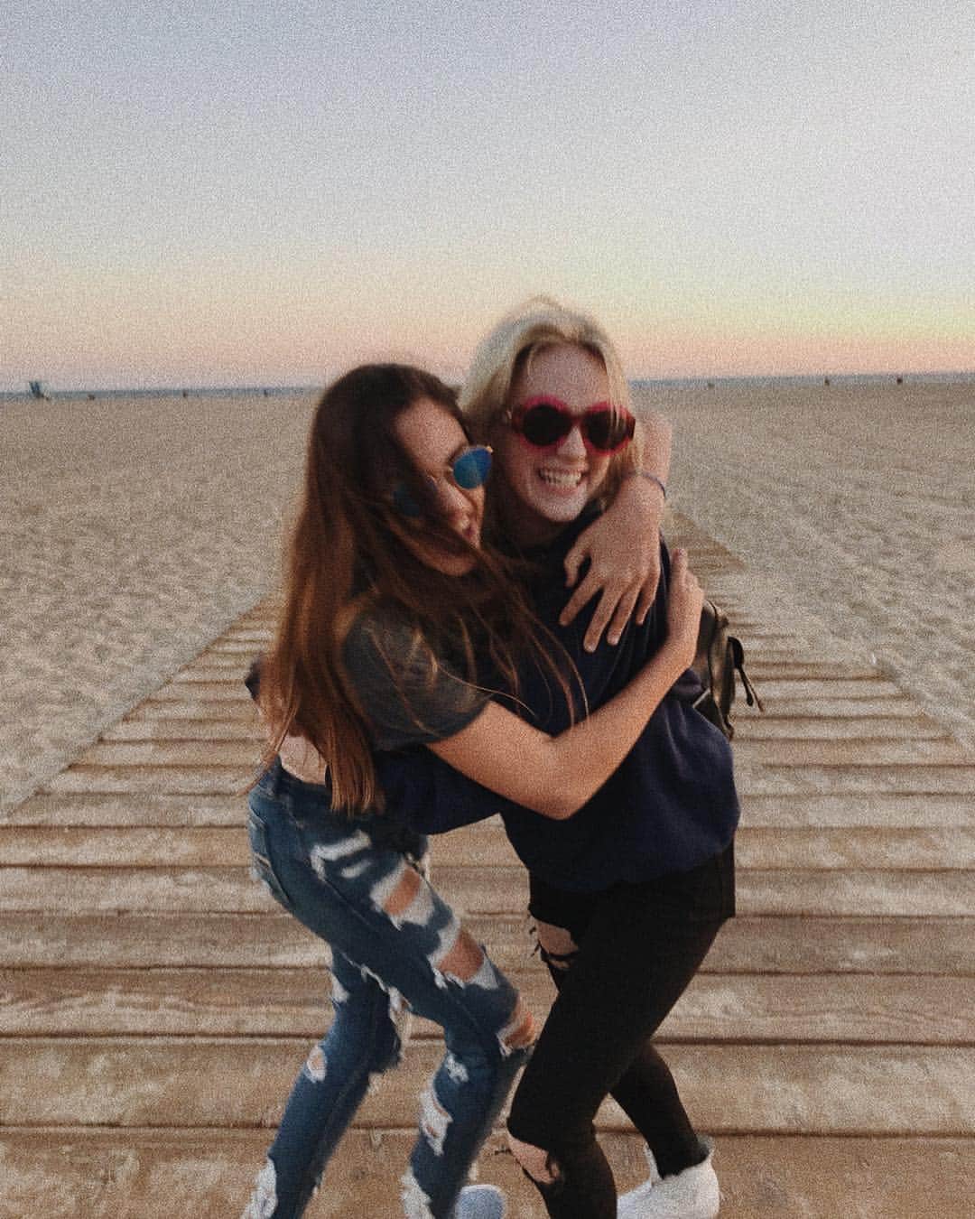 Addison Moffettのインスタグラム：「Thanks for sticking by me not just when it was easy, but when it was hard too. Thanks for being the one that shows up, that cares, that stays. Thanks for making me laugh when life feels heavy, for picking up the phone on the first ring, for believing in me when I don’t believe in myself. Thanks for accidentally matching, for jamming to the same songs on repeat, for sharing your life with me. No matter the distance, time zone, or stage of life, we will always be on the same team. We will always balance each other out. We will always stick together because together we are unstoppable. Happy Birthday @kelsmillar I love you so great lil sis 🎉💜」