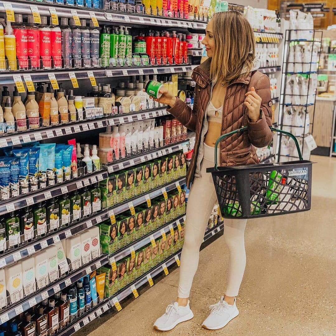 Whole Foods Marketさんのインスタグラム写真 - (Whole Foods MarketInstagram)「What will the @thefoxandshe stock up on during Beauty Week? 👀 Swipe to find out! 👉Don't forget: 3/27 - 4/2/19, get 25% off all makeup, facial care, #haircare, nail polish, perfume, and brushes. #CleanBeauty #MakesMeWhole #Sponsored . . . decisions, decisions! popped into @wholefoods after my workout to try out some new clean beauty products (I've turned into such a product junkie) Unlike the drugstore, wholefoods has banned upwards of 100 ingredients like parabens, phthalates & formaldehyde (some of the main offenders) and none of their products have been tested on animals 🙌🏼 if you've been hesitant to make the switch because of cost, you’re out of excuses 😂 there's a huge selection of products at affordable price points AND you can test a bunch of them in store! #sponsored #cleanbeauty #makesmewhole」3月23日 6時57分 - wholefoods