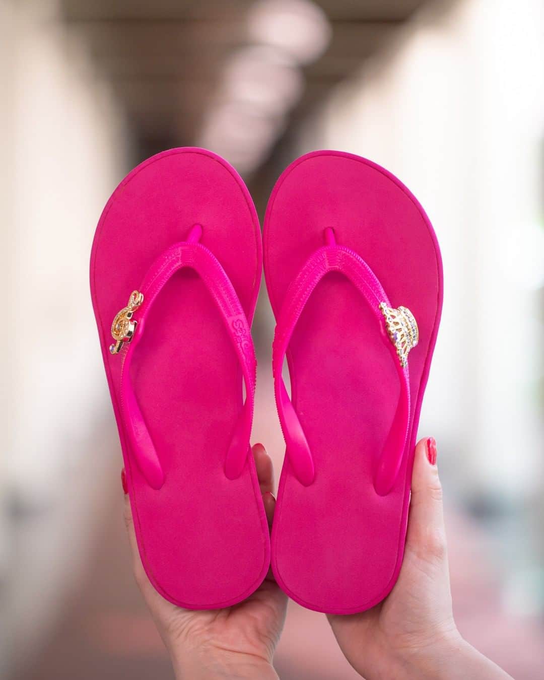Popits Hawaiiさんのインスタグラム写真 - (Popits HawaiiInstagram)「Fuchsia Flat Pink with Clef & Clown Charms✨⁣ Free U.S Domestic shipping until 3/24 ONLINE-ONLY✈︎ ⁣ ⁣ #popitshawaii #ポピッツ #sandals #charms #alohastate #luckywelivehawaii #waikiki #footwear #thong #happyfeet #flipflops #slippers #ハワイ #ハワイ旅行 #ハワイ好き #ハワイ大好き #ハワイ好きな人と繋がりたい #ビーチサンダル #フラ #フラダンス #占い #pink #crown」3月23日 7時00分 - popitshawaii