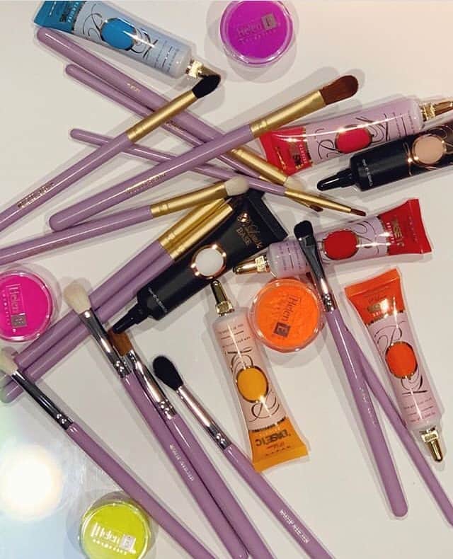 Makeup Addiction Cosmeticsさんのインスタグラム写真 - (Makeup Addiction CosmeticsInstagram)「Brushes and bases by @beautyfranaq⁣ Brushes @makeupaddictioncosmetics “glam me up” and “perfect blend” eye set. ⁣ #makeupaddictioncosmetics #makeupaddiction  #makeupobssesed #universalhairandmakeup」3月23日 7時00分 - makeupaddictioncosmetics