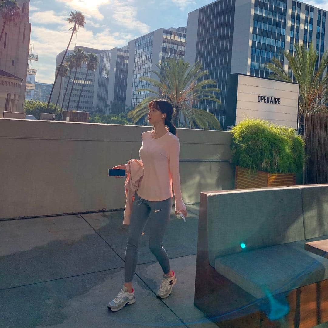 カン・ヘヨンさんのインスタグラム写真 - (カン・ヘヨンInstagram)「#la 는 맑음☀️ . 오늘은 또 너무 더워서 힘들다 중간이 없어요?  여기선 내가 제일 부지런해🤸🏻‍♀️」3月23日 7時00分 - mangdoo_noona