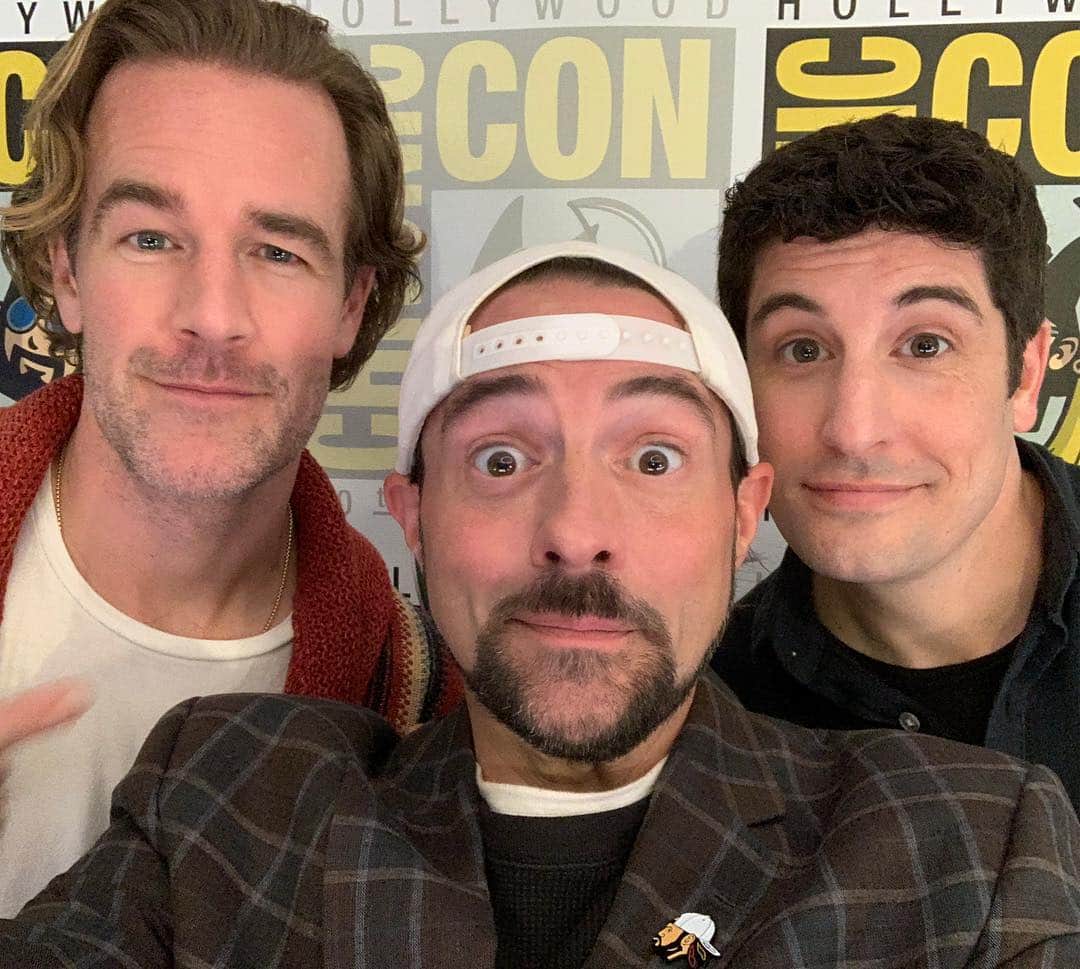 ケヴィン・スミスのインスタグラム：「SPOILERS: Bluntman & Chronic Classic! @vanderjames and @biggsjason came back to play and it was bliss! Their scene in @jayandsilentbob Reboot was one of the first I wrote and I couldn’t wait to shoot it! But as fun as it was on the page, the boys took it to the stars when we rolled cameras! They were spitting comedic fire like they’d been working together for the last two decades - not just 1 time in #jayandsilentbobstrikeback 18 years ago. I can’t thank them enough for flying all the way down to #nola to make jokes about themselves, our old movie and our new movie too! And holy shit, they look like they were preserved in amber from 2001! The plot of #jayandsilentbobreboot takes #jayandsilentbob to Chronic Con - a pop culture convention centered around the campy old Bluntman and Chronic movie starring Biggs and Van Der Beek (the movie that’s getting a reboot). So for the last week, we’ve been in a fake version of a very familiar world! For 8 drafts, the event was called BluntCon - because I didn’t want to step on the toes of the funny flick by @youdontknowdoug. But in the 9th draft, I went for the more sensible (and alliterative) title. Can’t wait to show scenes from our faux con at this summer’s @comic_con! #KevinSmith #jasonbiggs #jamesvanderbeek #neworleans #bluntmanandchronic #sabanfilms」