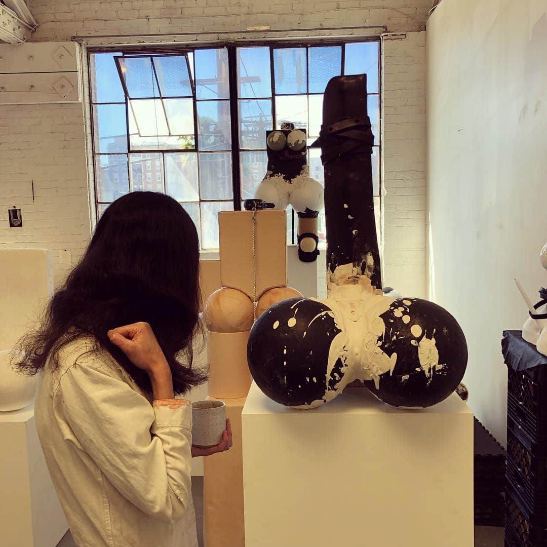 デヴェンドラ・バンハートさんのインスタグラム写真 - (デヴェンドラ・バンハートInstagram)「studio visit with my sis @isabellealbuquerque  Homunculusly Heavenly!」3月23日 7時13分 - devendrabanhart