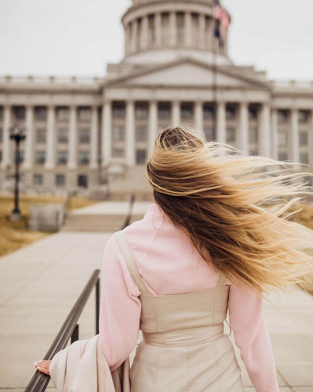 サシャ・カリスさんのインスタグラム写真 - (サシャ・カリスInstagram)「Spent the day in Salt Lake City and toured the beautiful capital building! With the lovely @alexxacor 📸💝 Wearing @revolve ✨ . . . #parkcity #utah #snowphotography #ootd #fashionblogger #travelblogger #travelphotography #lovelulus #lulusambassador」3月23日 7時26分 - _bahamasgirl_