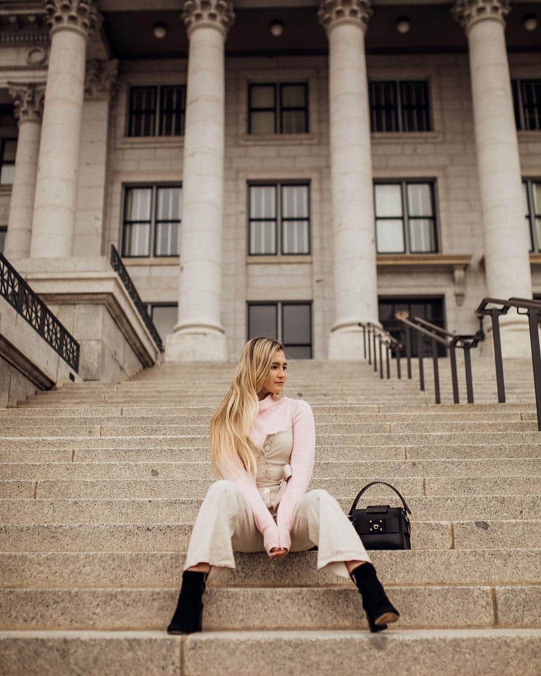 サシャ・カリスのインスタグラム：「Spent the day in Salt Lake City and toured the beautiful capital building! With the lovely @alexxacor 📸💝 Wearing @revolve ✨ . . . #parkcity #utah #snowphotography #ootd #fashionblogger #travelblogger #travelphotography #lovelulus #lulusambassador」