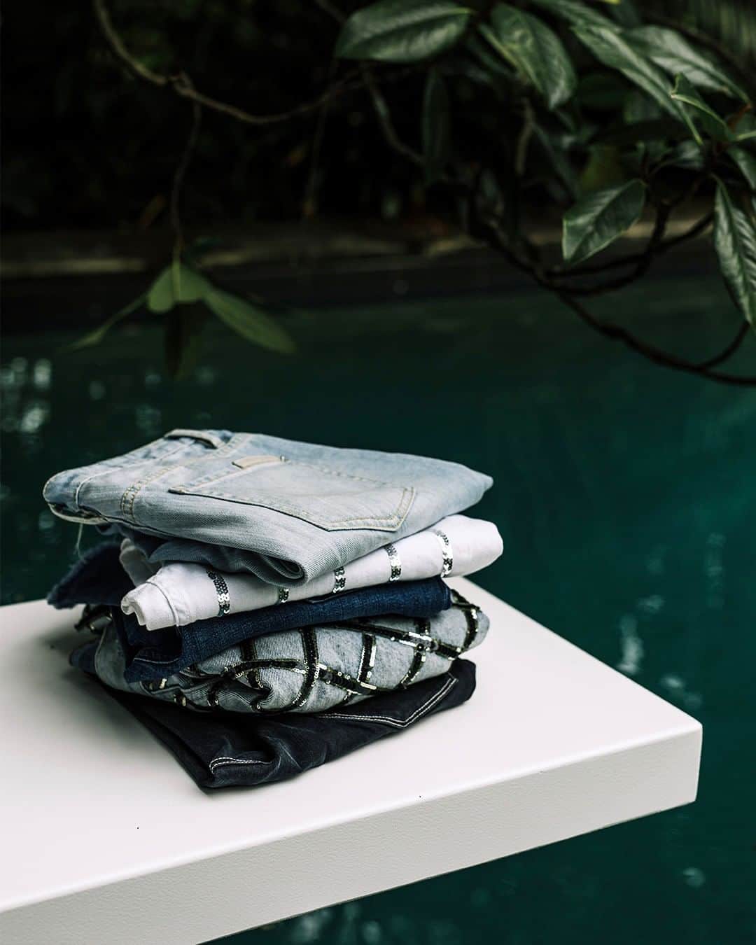 のインスタグラム：「STACKED UP | When denim delivers 🙌🏼 #sassandbide #sf19 #cinqásept」