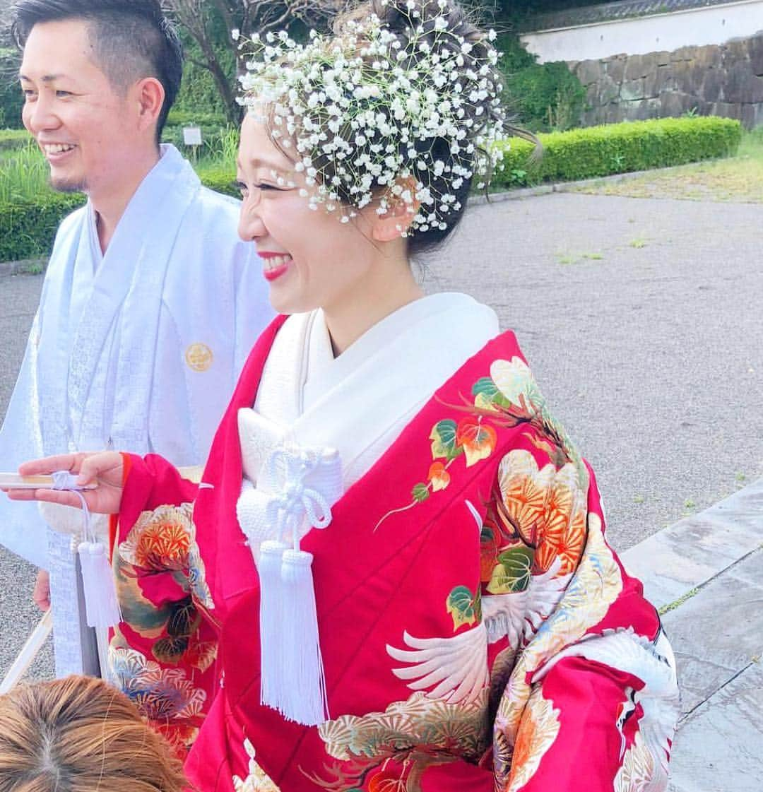 プレ花嫁の結婚式準備アプリ♡ -ウェディングニュースさんのインスタグラム写真 - (プレ花嫁の結婚式準備アプリ♡ -ウェディングニュースInstagram)「ヘアも衣装も素敵💕和装ヘア10選✨ * * * こちらのお写真は #ブライダルヘア メイクアーティスト @lico_wedding さんからリグラムさせていただきました🌟ありがとうございました😊✨ * * * * 大人気💕lico_weddingさんのつくる  #ヘアスタイル 🌼💕 * カバーはふんわり感が素敵な #和装ヘア 💕 * キラキラ✨たっぷりのラメとゴールド＆ピンクのお花が可愛いオーガンジー打掛に合わせ、 髪型と #ヘッドドレス も透け感やふんわり感をだしたおしゃれなヘアです😊💓 * ホワイト×ふんわりピンクの #コーディネート が女の子らしくってとっても可愛いですよね😍 * 他のヘアもとっても素敵なのでぜひスワイプ👉🏻してチェックしてみてくださいね✨ * * * * ＼📷投稿お待ちしています／ * 花嫁はもちろん、業者さんも大歓迎✨ アナタのお写真をご紹介してもOKという方は、ぜひ #ウェディングニュース にお写真を投稿してください💕 * * ⬇︎関連アカウント⬇︎ * 💒式場検索 【 @weddingnews_concierge 】 👰マイレポ花嫁 【 @weddingnews_brides 】 * * その他、編集部からの連絡専用 @weddingnews_contact や、スタッフ個人の連絡用として @WN_xxxx（xxxは個人名）があります💕 * ………………………………………… ❤️WeddingNewsとは？ * * 花嫁のリアルな”声”から生まれた 花嫁支持率No1✨スマホアプリです📱💕 * * 🌸知りたい… #結婚式準備 に役立つ記事を毎日150件配信中♩ * 🌸見たい… インスタの #ウェディング 系投稿TOP100が毎日チェックできる＊IG画像の複数ワード検索も可♩ * 🌸叶えたい… #結婚式 関連の予約サイトが大集合♩ * 🌸伝えたい… 自分の結婚式レポ『マイレポ』が簡単に作れる♩先輩花嫁のレポが読める♩ * * @weddingnews_editor のURLからDLしてね✨ * * * #プレ花嫁 #結婚  #花嫁  #ウエディング #和装 #前撮り #和装前撮り #2019夏婚 #白無垢 #色打掛 #和婚 #着物 #アップスタイル #和装 #2019秋婚 #プレ花嫁さんと繋がりたい #2020春婚 #お色直し #ヘアメイク #ウェディングヘア」3月22日 22時37分 - weddingnews_editor