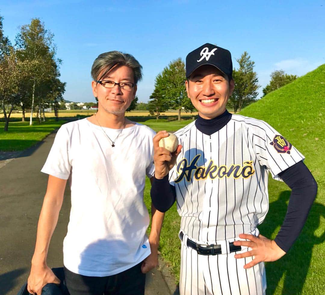 福田太郎のインスタグラム：「⭐️チャンネルはそのまま！⭐️最終回 HTB開局50周年ドラマ！今宵ついにフィナーレです🌟  知りたいこと、観たいものはネットで探す。 自身も、日々その恩恵にあずかるひとりです。 便利な時代ですが、このドラマは 『あ〜、テレビって面白いんだなぁ！』 と改めて思わせてくれました。  私は旅が好きです。 今まで知らなかったことや人に触れ 心が瑞々しくなる刺激を得て、 これまで気付かなかったような 新しい自分にも出会えるからです。  テレビって、なんだか旅と似てる気がします。 そっと心が動いたり、時に自分と重なったり 皆さんが、ちょっとでも前向きになれる ひとときであれば、と思っています。 テレビマンたちの本気。心を込めた最終回！ このあとよる11時10分からです。宜しくお願いします⭐️ _ #チャンネルはそのまま！#ドラマ #HHTV 北海道★テレビこと #HTB この局２人だけの #佐賀 出身 #水曜どうでしょう でおなじみ #嬉野雅道 ディレクター 新番組夕方ビックバンのMC役 お世話になりました☕️ #芳根京子 さん #飯島寛騎 さん #大泉洋 さん #安田顕 さん #チームナックス  #東京03 の皆さん #東李苑 さん #石沢綾子 アナ」