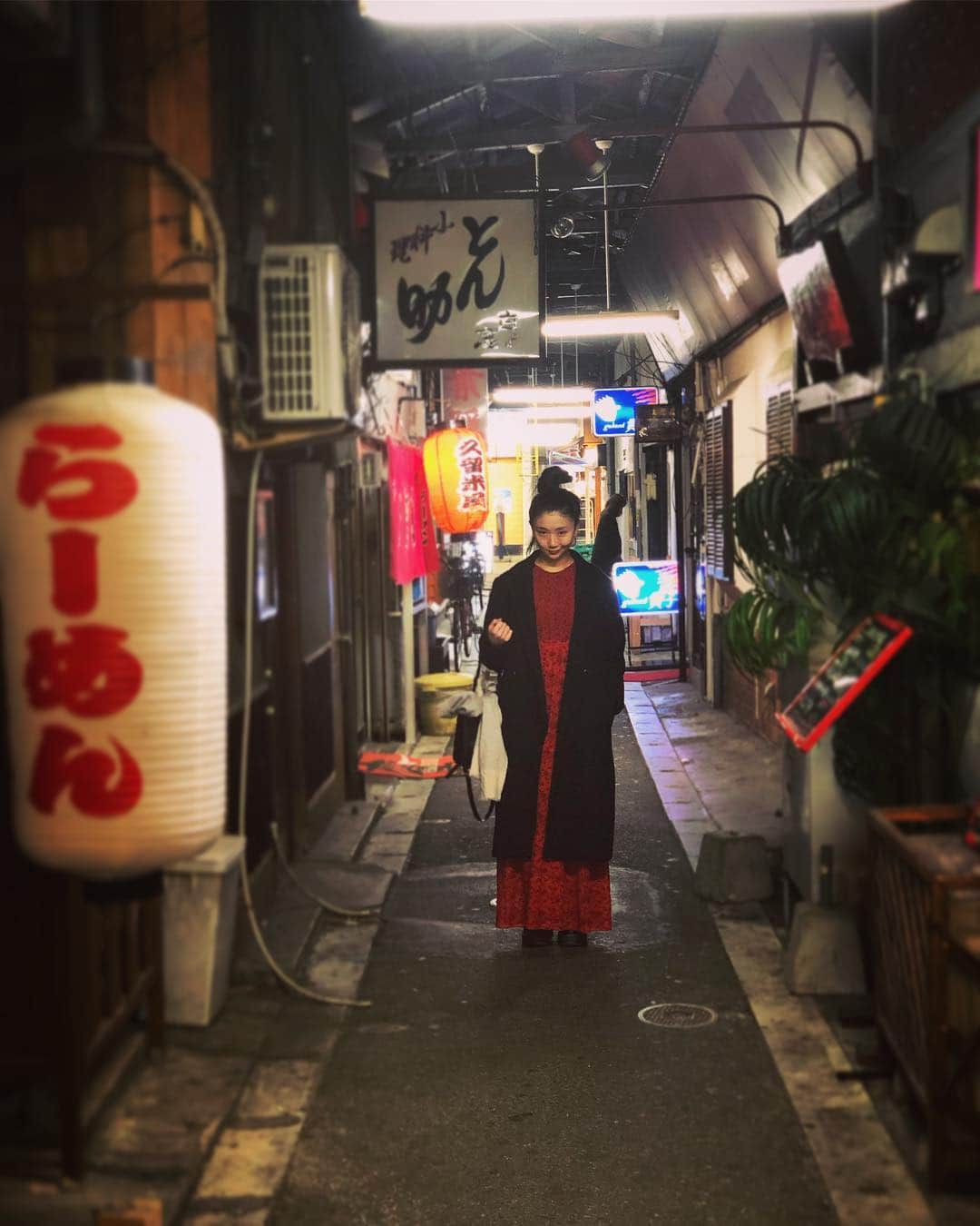 まりゑさんのインスタグラム写真 - (まりゑInstagram)「🍜久留米ラビリンス🏮  #キューティブロンド #全国ツアー #久留米ラーメン #久留米 #小道 #まりゑ #昭和系女子 #レトロ」3月22日 22時48分 - manmarumarie