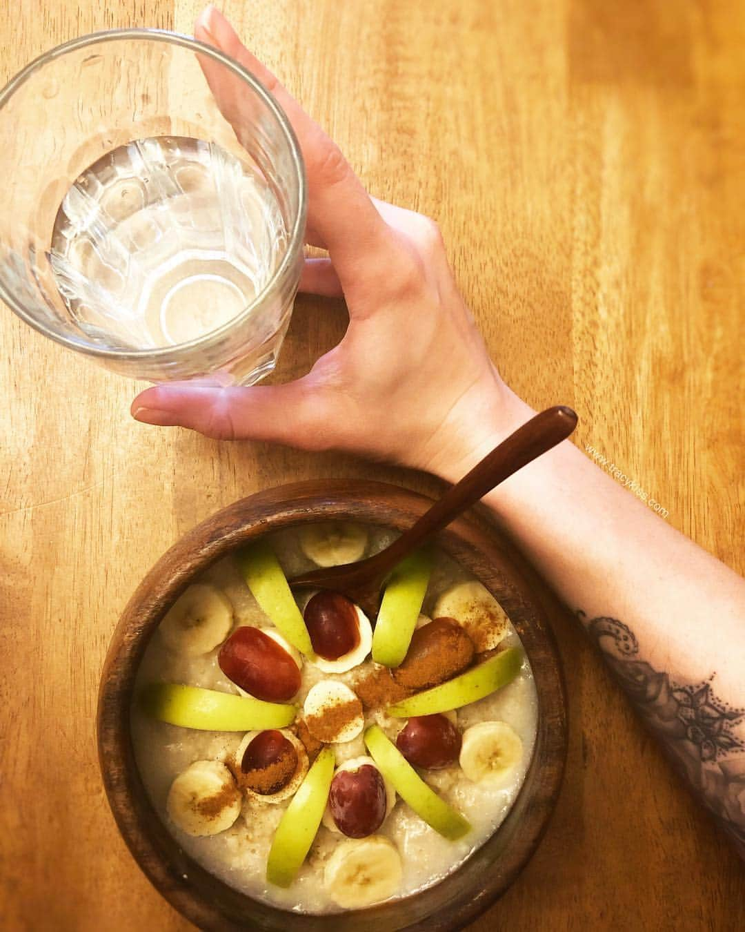 トレーシー・キスさんのインスタグラム写真 - (トレーシー・キスInstagram)「Serving up some post-workout gluten-free vegan-friendly fruit porridge. Speaking about serving, if somebody wants to be in your circle you should be able to clearly define what they bring to the table. If all they do is eat and take from you then you know not to sit down with them again. Actions speak louder than words my darlings ------------------------ #veganfriendly #glutenfree #porridge #whatdoyoubringtothetable #tracykiss #girlswithmuscles #bodygoals #femaleempowerment #muscles #booty #tattoo #healthy #bodytransformation #inspiration #wcw #motivation #ootd #fashion #weightloss #fitness #weightlossjourney #girlpower #thick #ootn #lotd #veganism #girl #gym #bodybuilding #vegan」3月22日 22時49分 - tracykissdotcom