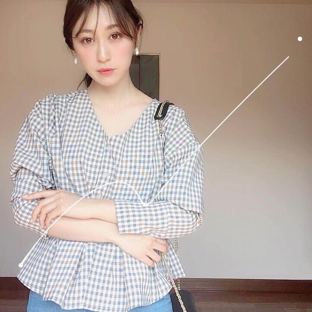 豊森ちはやのインスタグラム：「﻿ ﻿ 明日は寒そうだけど﻿﻿ 少しずつ春服が着られる時期に🌸﻿﻿ ﻿﻿ アイロンいらずな生地のペプラムブラウスは﻿﻿ @titivatejp  のもの ◟̆◞̆﻿﻿ ﻿﻿ ﻿﻿ #titivate﻿﻿ #ティティベイト﻿﻿ #titivatestyle﻿﻿ #前後2wayペプラムタックブラウス﻿﻿ ﻿」
