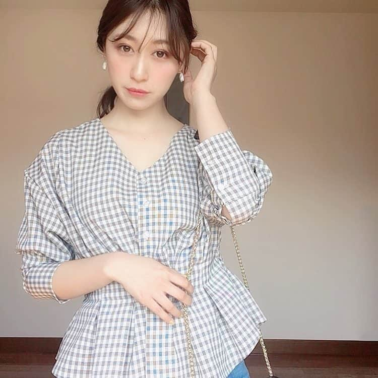 豊森ちはやさんのインスタグラム写真 - (豊森ちはやInstagram)「﻿ ﻿ 明日は寒そうだけど﻿﻿ 少しずつ春服が着られる時期に🌸﻿﻿ ﻿﻿ アイロンいらずな生地のペプラムブラウスは﻿﻿ @titivatejp  のもの ◟̆◞̆﻿﻿ ﻿﻿ ﻿﻿ #titivate﻿﻿ #ティティベイト﻿﻿ #titivatestyle﻿﻿ #前後2wayペプラムタックブラウス﻿﻿ ﻿」3月22日 22時50分 - chihaya_314