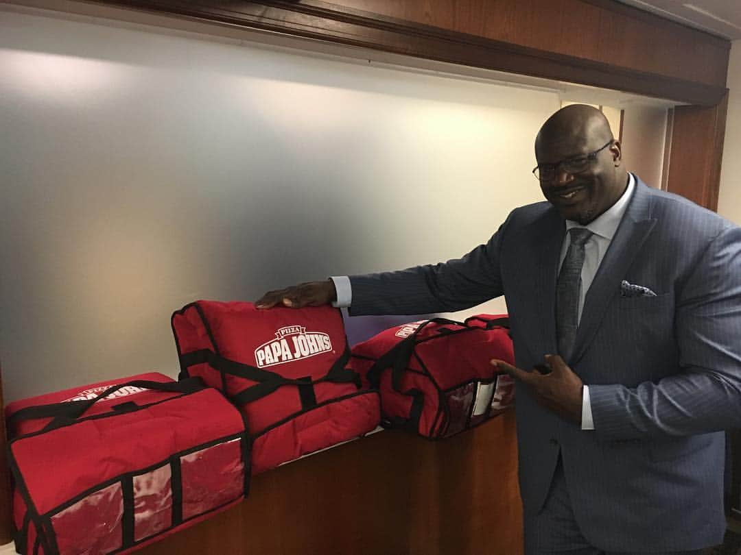 シャキール・オニールさんのインスタグラム写真 - (シャキール・オニールInstagram)「Passing out @papajohns pizza to the NYSE」3月22日 23時01分 - shaq