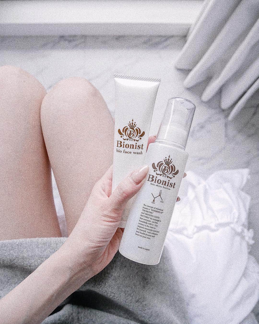 のインスタグラム：「新しい #スキンケア 🧖🏻‍♀️💗﻿ ▷▷▷ #Bionist ＠bionist_japan﻿ 美容液の要らない化粧水という事で使ってみる事に﻿ したのですが美肌菌を育ててくれる商品らしく、﻿ 菌が育つと勝手に肌を綺麗にしてくれるんだとか🤔💡﻿ (こちら@コスメストアで買えるのですが﻿ 購入すると参加できるルーレットやったら﻿ 洗顔当たっちゃいましたラッキー❤️🤞笑)﻿ 気になる方はストーリーズもご覧下さい😇🙌﻿ ﻿ #保湿 #洗顔 #化粧水 #ケア #肌 #美肌 #透明感﻿ #コスメ #メイク #化粧品 #美肌菌 #美容液 #美容﻿ #美容オタク #コスメ好きさんと繋がりたい﻿ #メイクアップ #化粧 #コスメ好き #コスメオタク﻿ #cosme #make #motd #pr #skin #skincare﻿ #makeup #instagoods #instabeauty﻿ ﻿ ﻿」