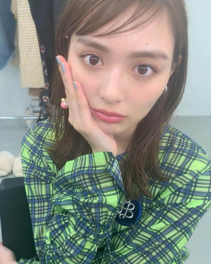 高橋有紀のインスタグラム：「かわゆ、、、、りおちんのヘアメイクでした、、、かわい、、、、 お肌ウルウルだよ性格も激かわなの、、、 @rio_uchida  お洋服もとってもかわいい @k.goto.k  #osakana_yuki #hairmake #内田理央」