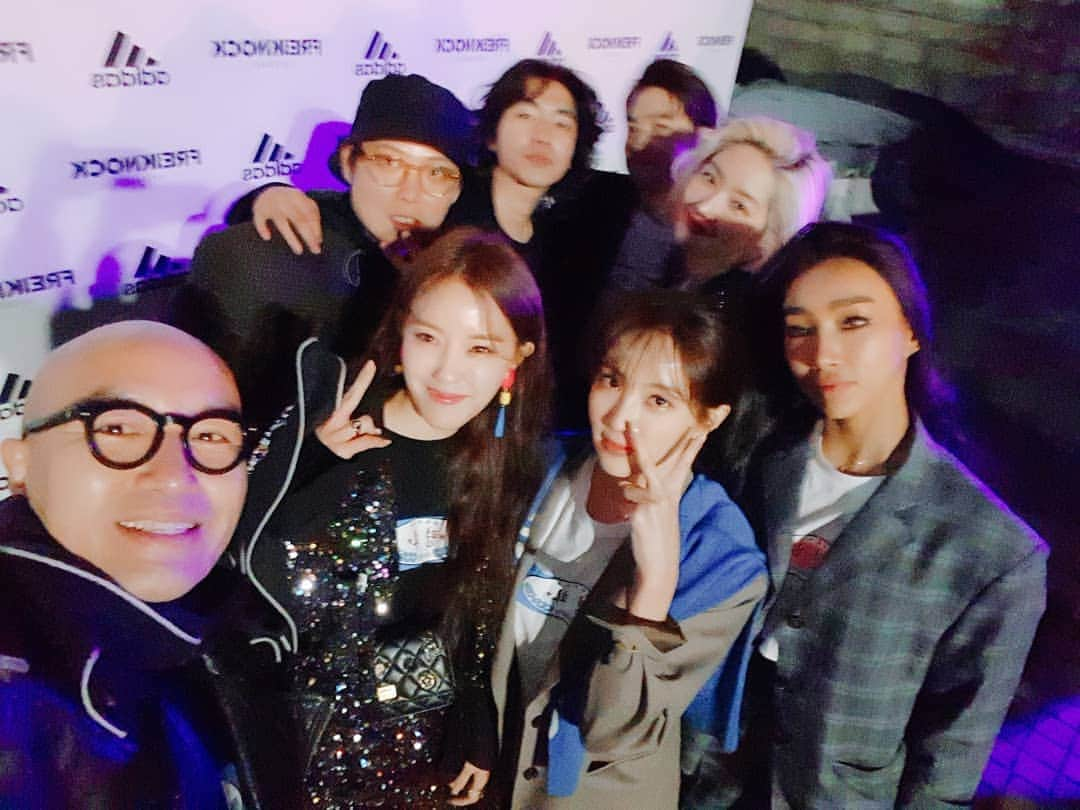 ホン・ソクチョンさんのインスタグラム写真 - (ホン・ソクチョンInstagram)「#seoulfashionweek #freiknock  오랜만에 연예인동생들과 ㅎㅎㅎㅎㅎ누군지 맞춰보시오. 놀라운 한류아이돌도 있다는 ㅎㅎ. 맨뒤가 #exo #수호 에여 ㅎㅎㅎ」3月22日 22時56分 - tonyhong1004