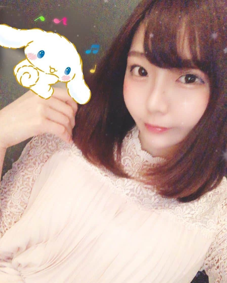 真奈りおなのインスタグラム：「分け目替えてみたの♡ こっちで安定させたいな(⃔ ･ᴗ･ )⃕↝ みんなはいつものとどっちが推し？ このワンピおろしたてだけどまだ寒い😭  #あなたは今日でりおな推し  #プレステージ専属 #AV女優 #セクシー女優 #シナモロール #photography #ポートレート  #前髪 #前髪アレンジ #photos  #ootd #furfur #かわいい」