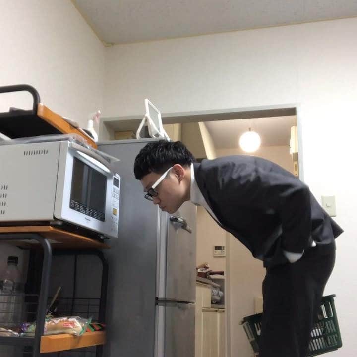 岡下雅典のインスタグラム：「先ほど晩飯を買いにスーパーへ。 そこで40代前半くらいのサラリーマンが真剣な顔をしてずっとロールケーキを眺めていた。  僕は気になりその男を眺めていた。  はたして彼が出した答えは…  その一部始終の雰囲気を完全に再現しました。  #サラリーマン #哀愁 #321円のロールケーキ #涙の結末 #乞うご期待」
