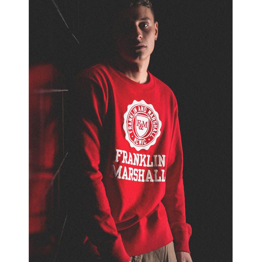 フランクリン&マーシャルのインスタグラム：「Between shadows and lights.  #franklinandmarshall #fashion #fashionformen #outfit #outfitformen #ss19 #newseason #newcollection #sweatshirt #streetstyle #style #cool #colour #attitude #details #red #shadows #lights」