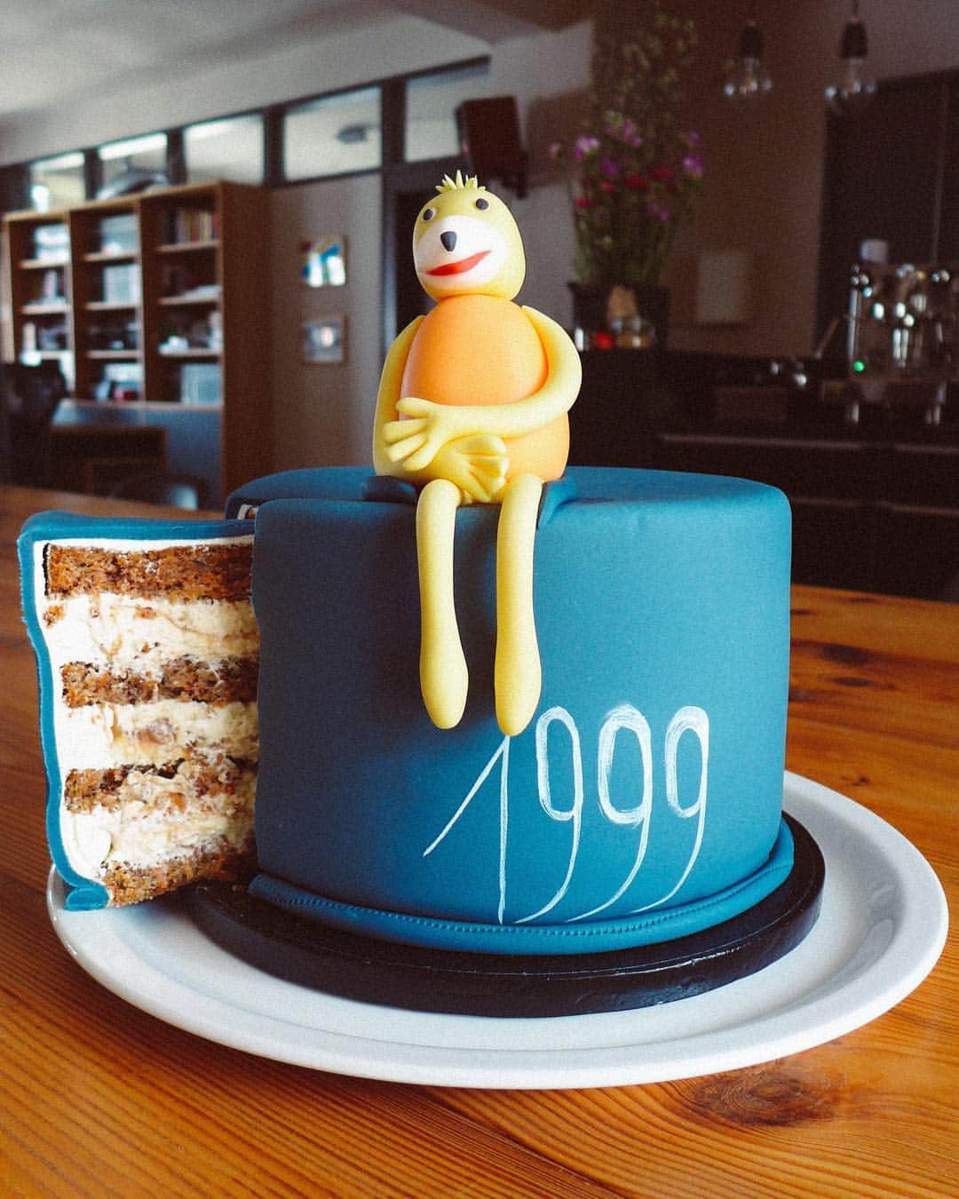 Red Bull Music Academyさんのインスタグラム写真 - (Red Bull Music AcademyInstagram)「Happy birthday Flat Eric! We made @mroizo’s iconic puppet a cake to celebrate today, the 20th anniversary of “Flat Beat” 🎂 __ 📷 @jojoammler #mroizo #flateric #flatbeat #1999」3月22日 23時00分 - rbma