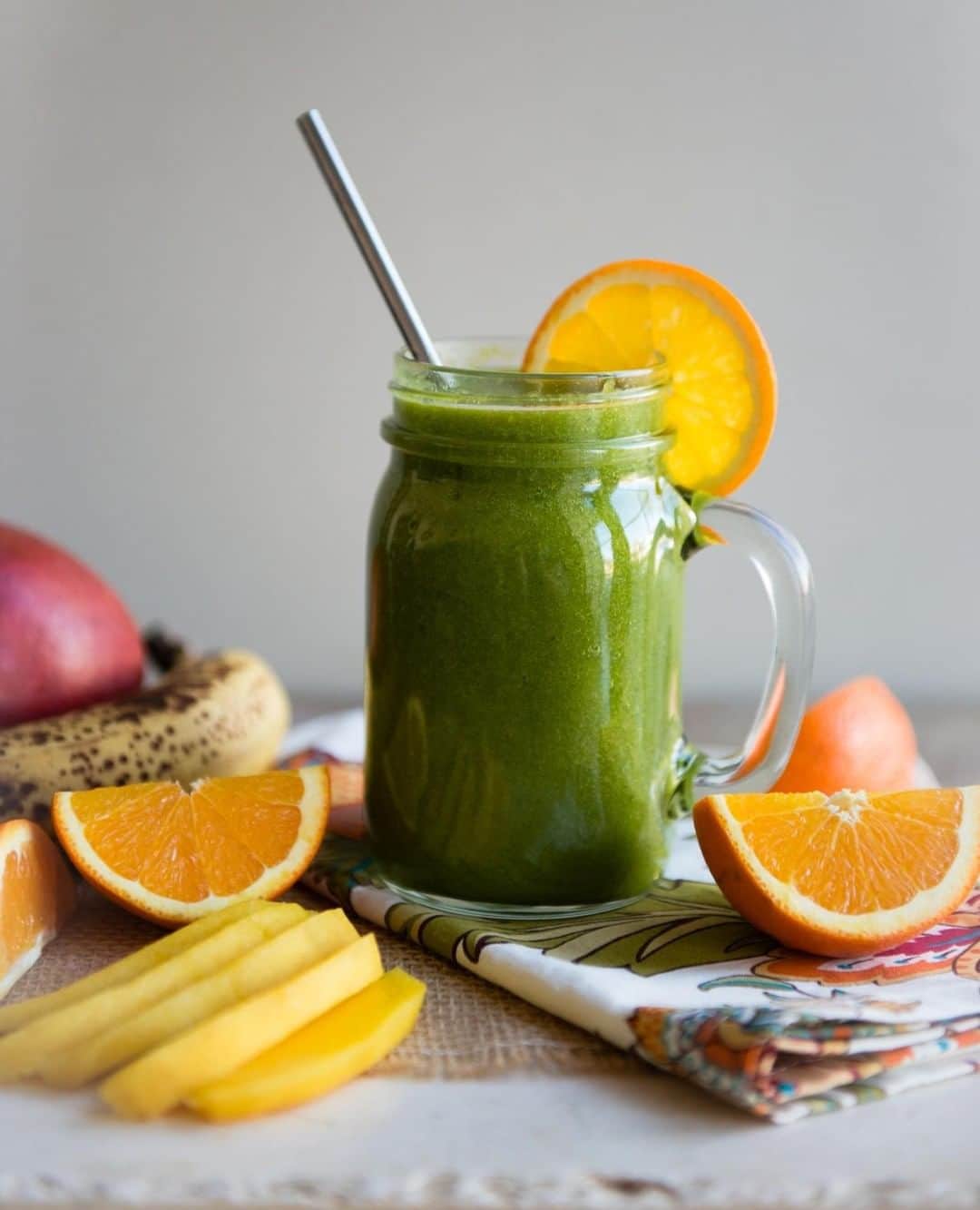 Simple Green Smoothiesさんのインスタグラム写真 - (Simple Green SmoothiesInstagram)「Are you watching #marchmadness? Then you'll need our ORANGE MANGO MADNESS green smoothie to fuel you during those late game nights.⁣ 🏀 . Click our link in bio for the complete recipe, then let me know who you picked to win it all in the comments below. @gonzagau anyone?」3月22日 23時10分 - simplegreensmoothies