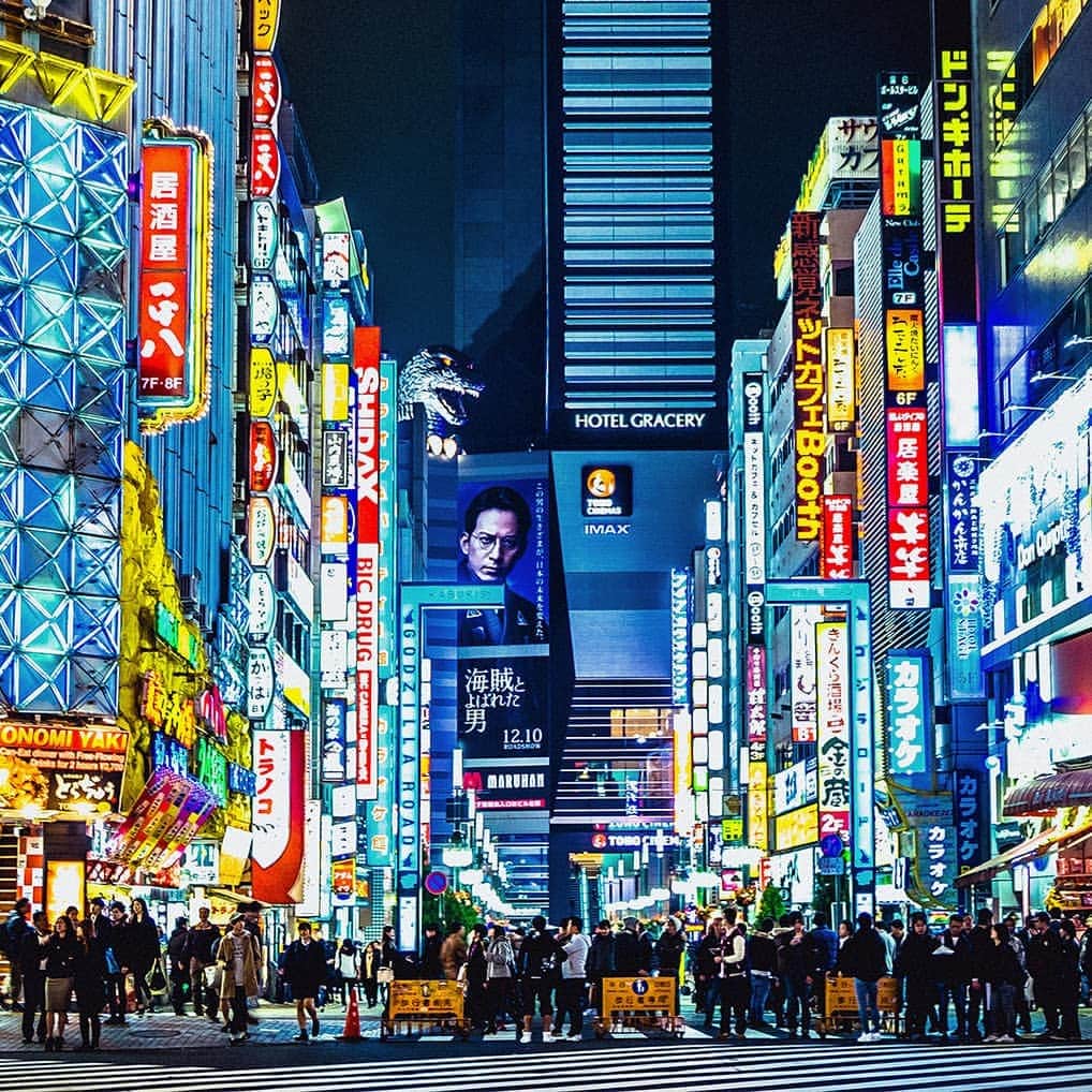 エールフランスさんのインスタグラム写真 - (エールフランスInstagram)「Explore Tokyo’s lively Shinjuku neighbourhood and its colourful nightlife Plongez au coeur de la vie nocturne de Tokyo à la découverte du quartier animé de Shinjuku #airfrance #franceisintheair」3月22日 23時02分 - airfrance