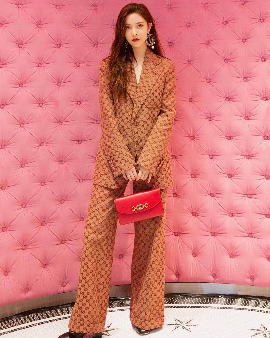 グッチさんのインスタグラム写真 - (グッチInstagram)「Guests at #Gucci’s store in Chengdu for a special event to celebrate the launch of #GucciZumi—@alessandro_michele’s new handbag design. Discover more through link in bio. #AlessandroMichele #GucciSS19」3月22日 23時06分 - gucci