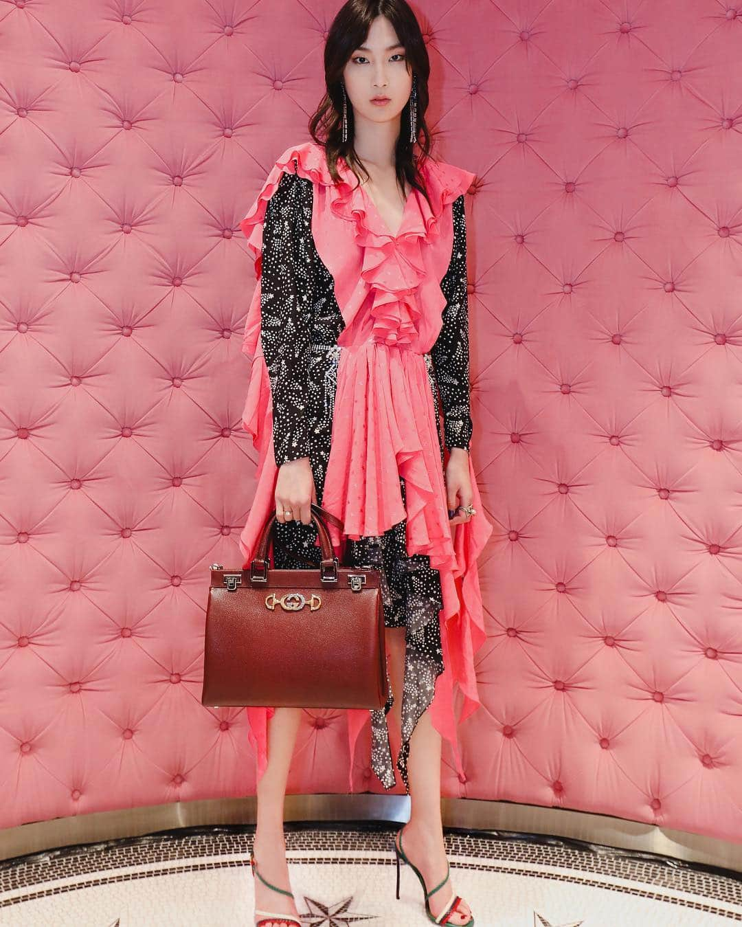 グッチさんのインスタグラム写真 - (グッチInstagram)「Guests at #Gucci’s store in Chengdu for a special event to celebrate the launch of #GucciZumi—@alessandro_michele’s new handbag design. Discover more through link in bio. #AlessandroMichele #GucciSS19」3月22日 23時06分 - gucci