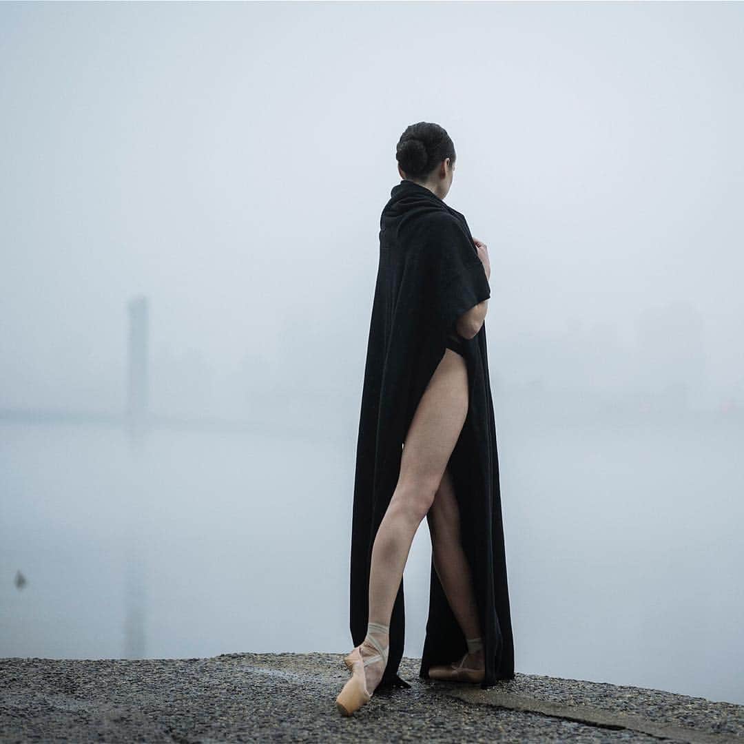 ballerina projectさんのインスタグラム写真 - (ballerina projectInstagram)「Katie Boren on Randall’s Island. #ballerina - @katieboren1 #randallsisland #wardsisland #wardsislandbridge #newyorkcity #ballet #dance #pointeshoes #kathrynboren #fog  The Ballerina Project book is now available for pre-order. Go to @ballerinaprojectbook for pre-order link and info. #ballerinaprojectbook Large format limited edition prints available for purchase at the link in our profile.」3月22日 23時07分 - ballerinaproject_