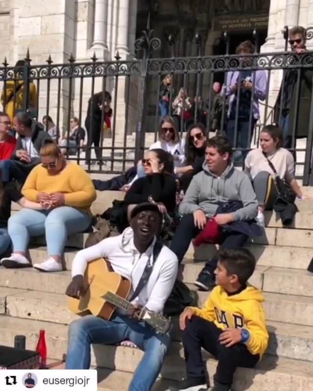 のインスタグラム：「#Férias  #Repost @eusergiojr ・・・ Música pra alegrar o coração e a alma!!! #Pedro sendo #Pedro repare que ele puxou os aplausos 😊🎶 #Paris #Ferias 👏🏻👏🏻👏🏻👏🏻👏🏻」