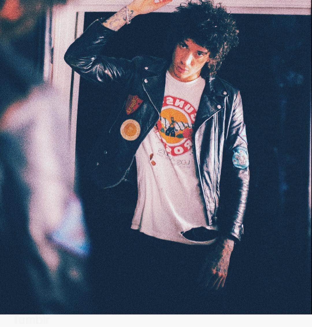ジュリアン・ペレッタのインスタグラム：「i’m asking if the man in the mirror ...」