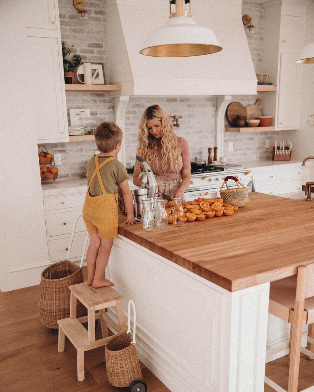 Amber Fillerup Clarkさんのインスタグラム写真 - (Amber Fillerup ClarkInstagram)「Juicing oranges 🍊 it always reminds me of my childhood so I love doing it with my kids now! My dad was always spoiling us with an ice cold jar of OJ from our backyard 🙌🏻 Our pendant lights in our kitchen are from @urbanelectricco and are my favorite 😍 #courtesyof #kitchen」3月22日 23時19分 - amberfillerup