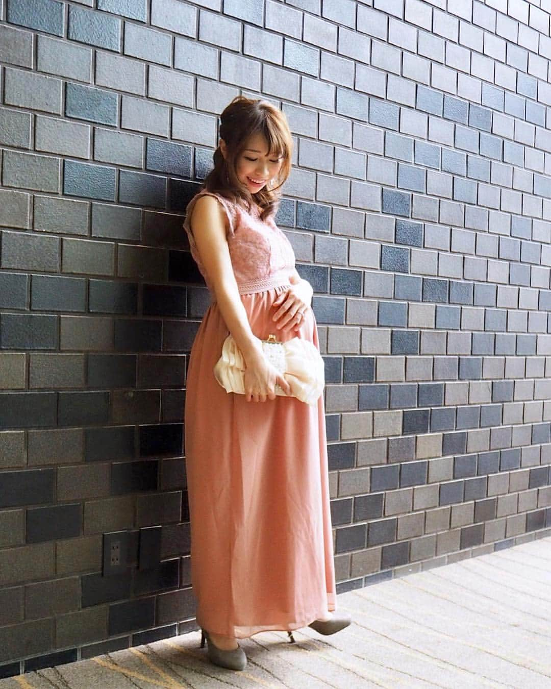 こままりえさんのインスタグラム写真 - (こままりえInstagram)「✴︎ coordinate💒 . dress…#Roomys @roomys_official bag…#DorryDoll @dorry_doll_official shoes…#ROCKPORT @rockport_jp hair accessory…#angebloom @angebloom_official .  お友達の結婚式は展示会でオーダーしていた こちらのお気に入りの パンツタイプのドレスをセレクト👗💫 どれだけおなかが大きくなるか イマイチわからなかったから ドレスは直前に決めたけど着れてよかった〜💓 #Roomys のドレスは優秀です✨ . こんなにおなかが大きい状態での 結婚式参列は最初で最後かもだなぁ☺️☺️ 写真だけヒール履きました👠 移動はぺったんこ靴👟 . 新郎新婦ともにお友達だから 余計に見所たくさんのお式でした💍 末長くお幸せに〜😍 . #roomys_style #roomysドレス #ドレスコーデ #パーティードレス #ワンピース #fashion #coordinate #ootd #outfit #code #mamacode #152cm #まりえコーデ #コーディネート #マタニティドレス #マタニティコーデ #妊娠後期 #妊娠9ヶ月 #結婚式 #結婚式コーデ #グランドプリンスホテル高輪 #ルーミィーズ #ドリードール #ロックポート #アンジェブルーム」3月22日 23時19分 - komamarie